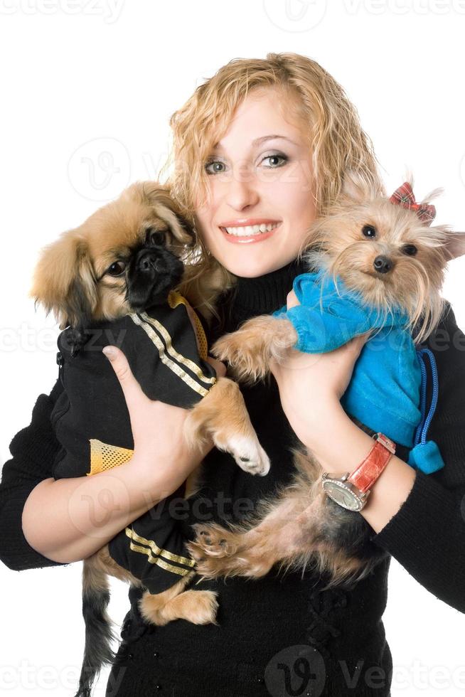 portrait de jolie blonde souriante avec deux chiens. isolé photo