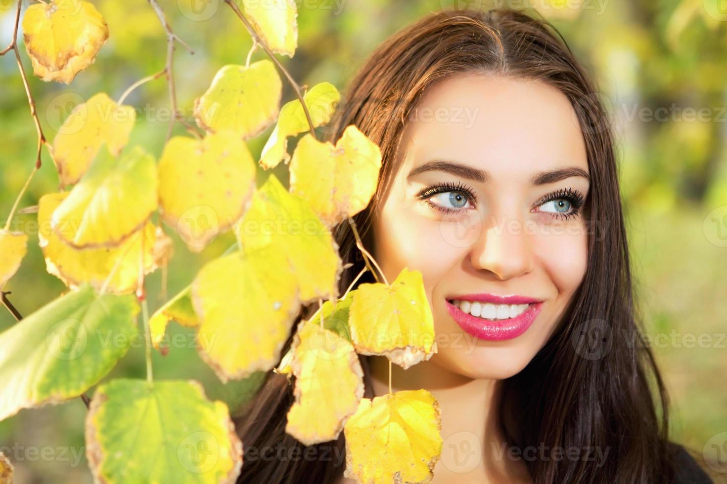 portrait de brune souriante photo