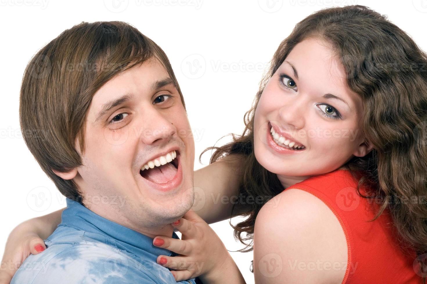 portrait du jeune couple souriant. isolé. photo