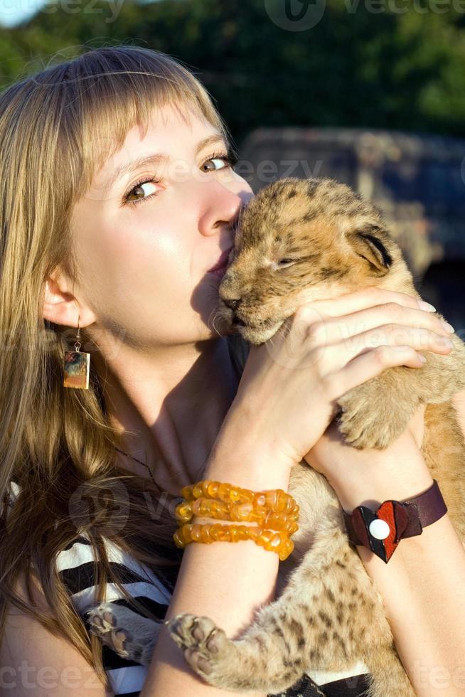 femme avec bébé tigre photo