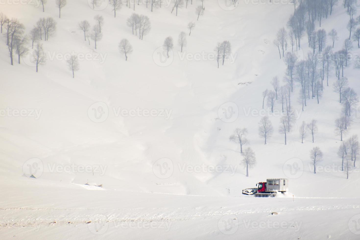 snowcat avec cabine pour emmener les skieurs snowboarders freeride en descente dans les montagnes isolées du caucase. rattrak dans photo