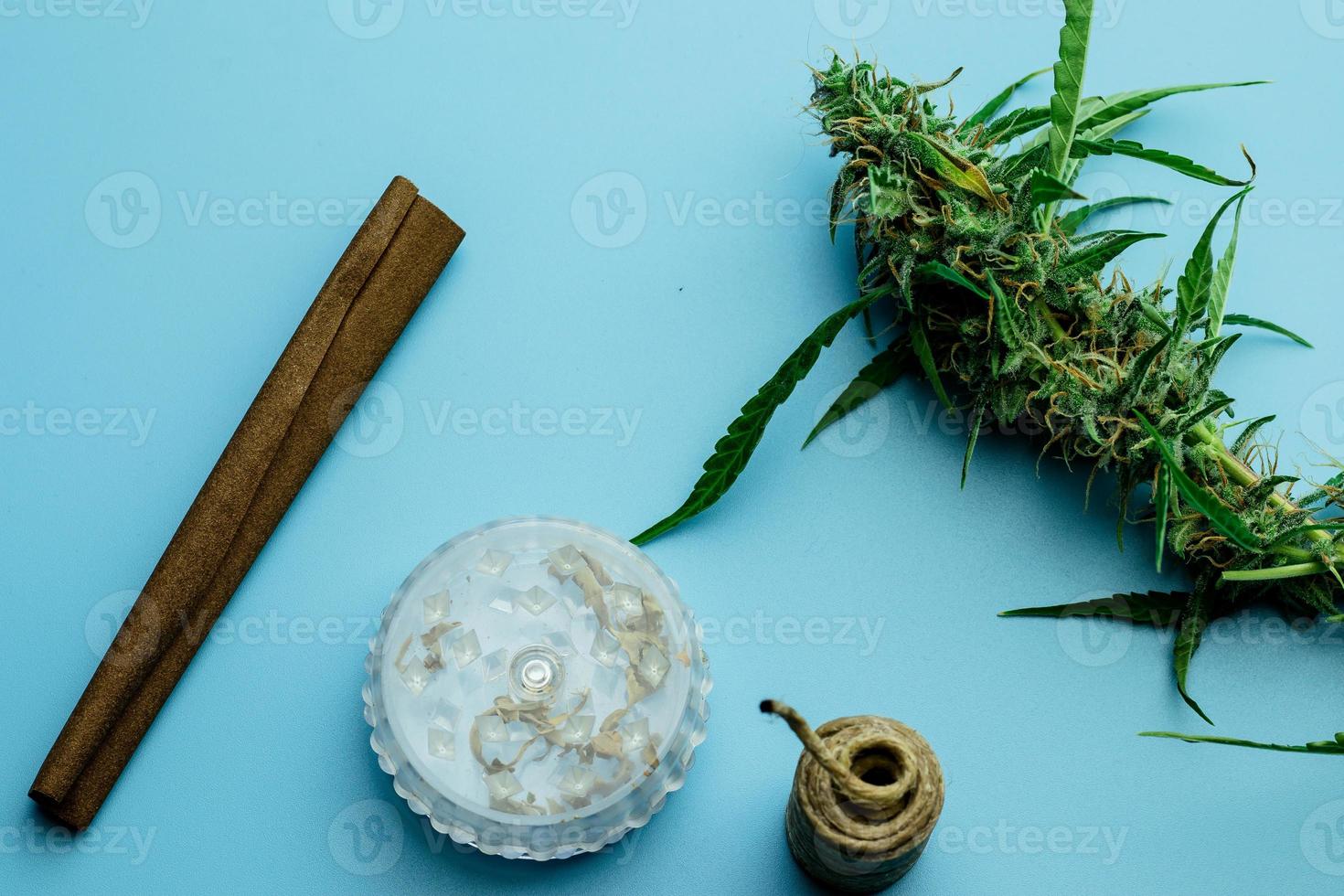l'industrie du cannabis. fumer de la marijuana accessoires vue de dessus sur fond bleu avec de gros bourgeons de plantes de mauvaises herbes. thc drogue usage médical photo