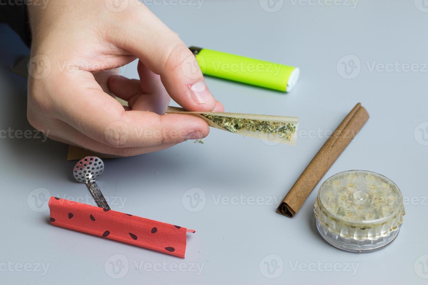 accessoires pour fumer du cannabis. papier pour usage médical de la marijuana photo