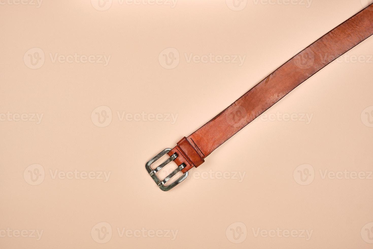 fragment d'une ceinture en cuir marron avec une boucle en fer photo