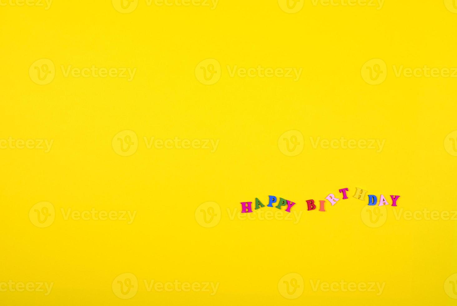 fond jaune avec une inscription joyeux anniversaire photo