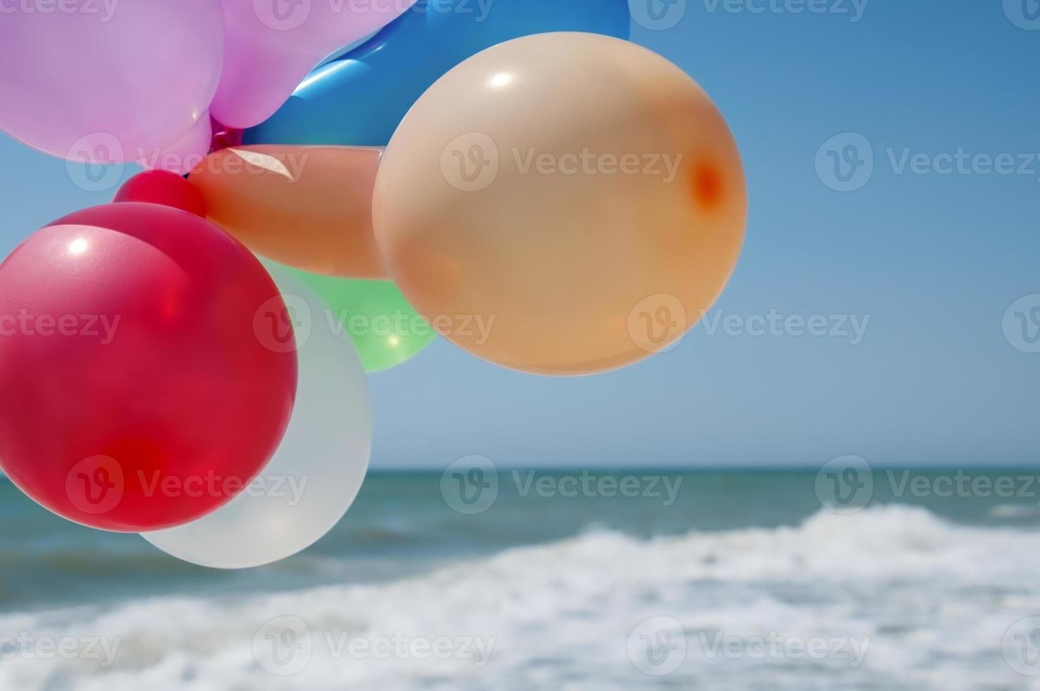 ballons multicolores sur fond de mer photo