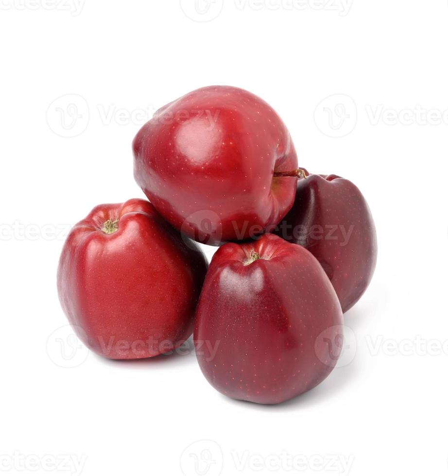 un tas de pommes mûres rouge foncé sur fond blanc, variété chef rouge photo