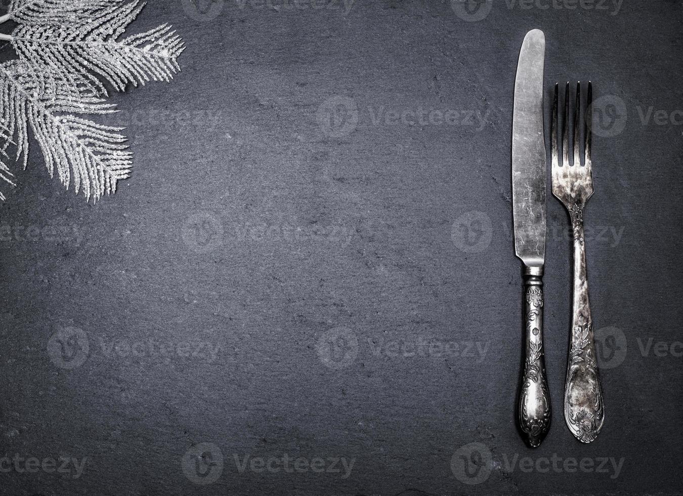fourchette et couteau en fer vintage sur fond noir photo