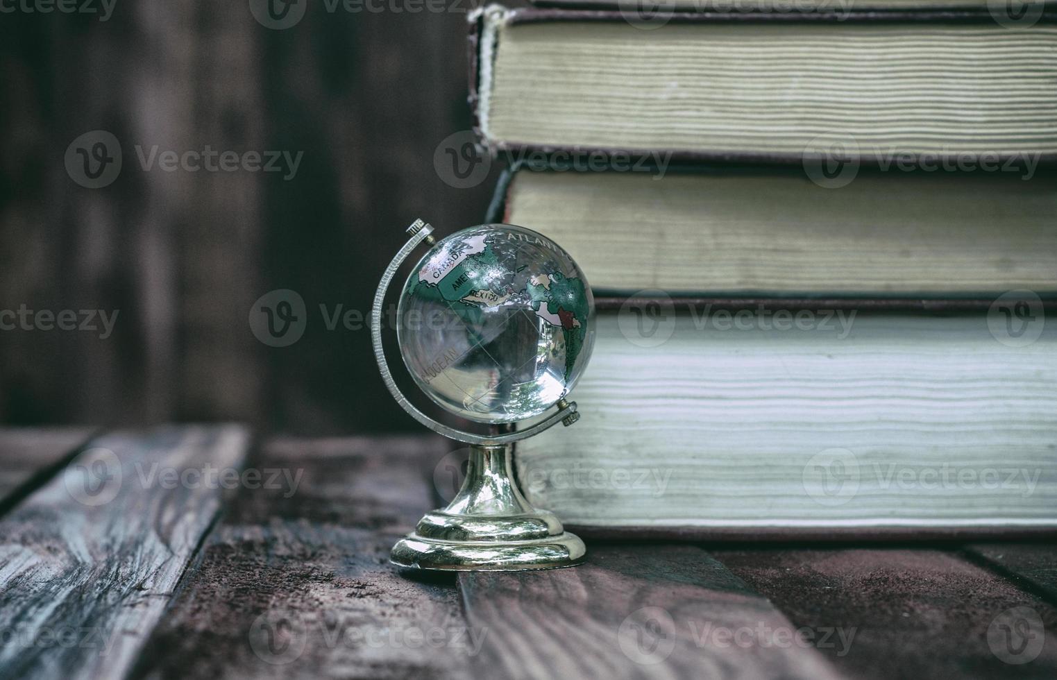 globe de verre sur le fond des livres photo