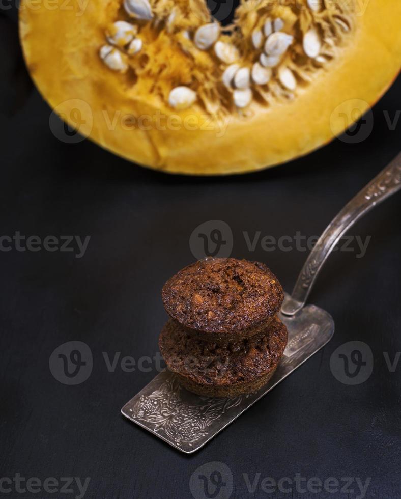 deux gâteaux à la citrouille sur une pelle de cuisine en fer photo