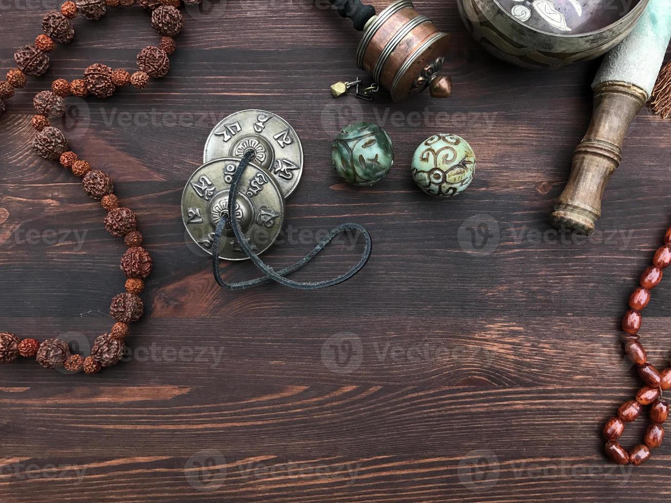 accessoires religieux tibétains pour rituel et méditation dans le bouddhisme, table en bois marron photo