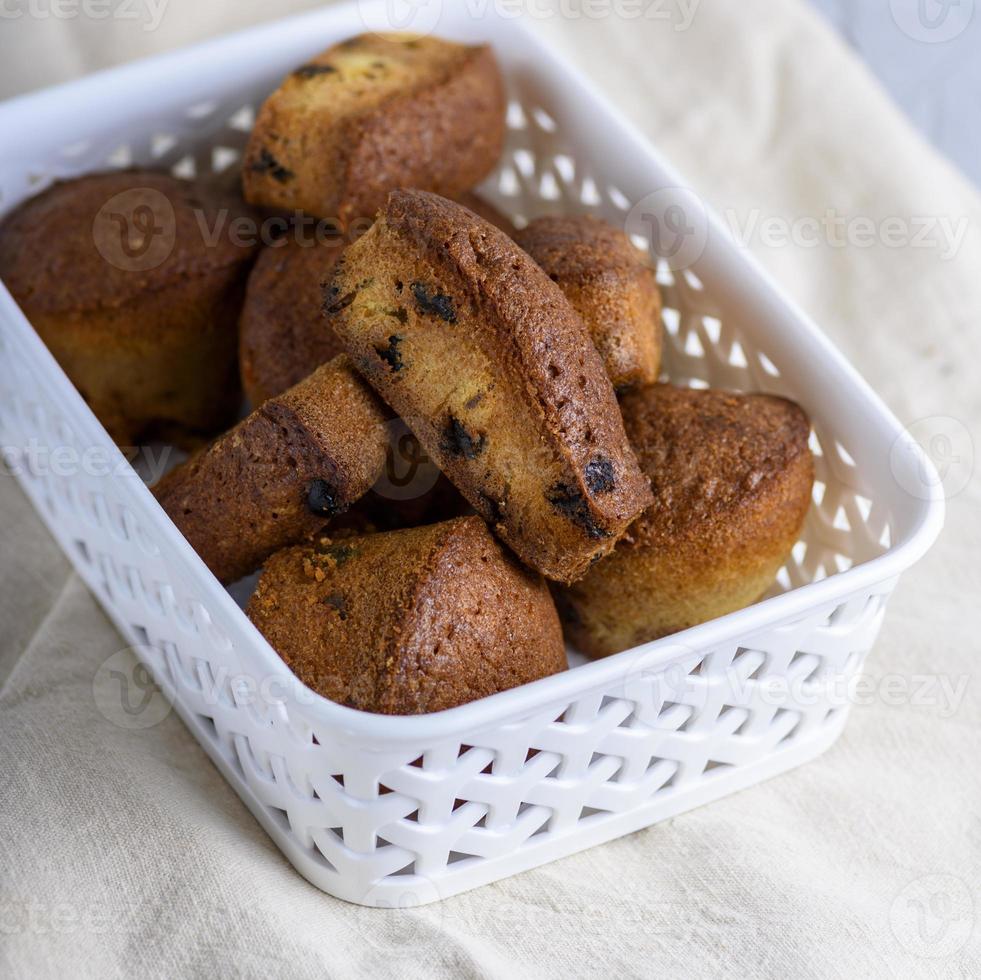 muffins ronds cuits au four avec fruits secs et raisins secs photo