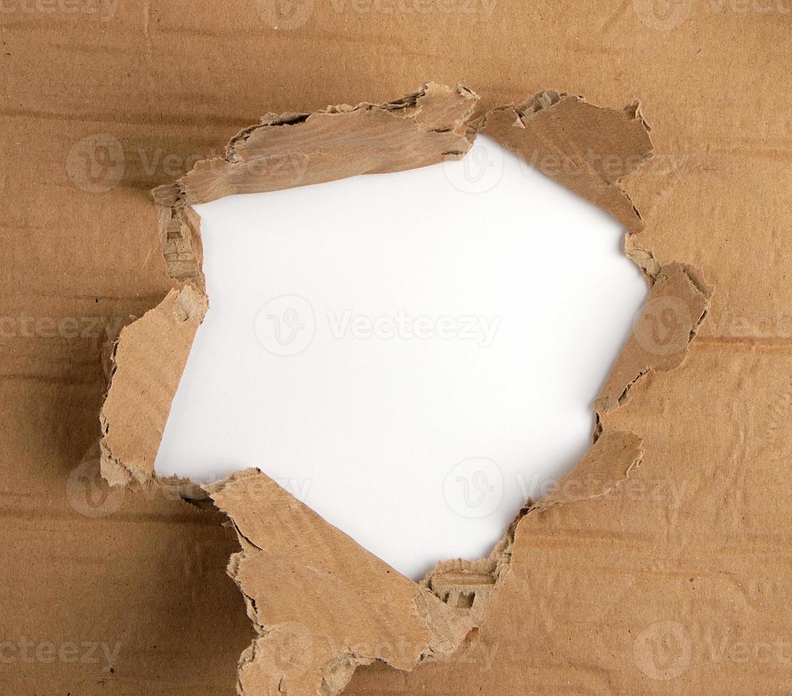 feuille de papier marron avec un trou, plein cadre photo