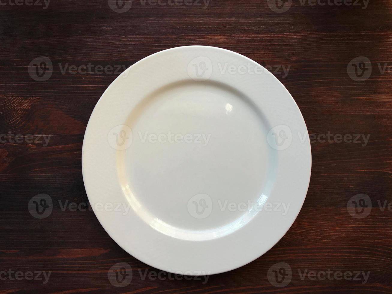 assiette blanche vide sur table en bois photo