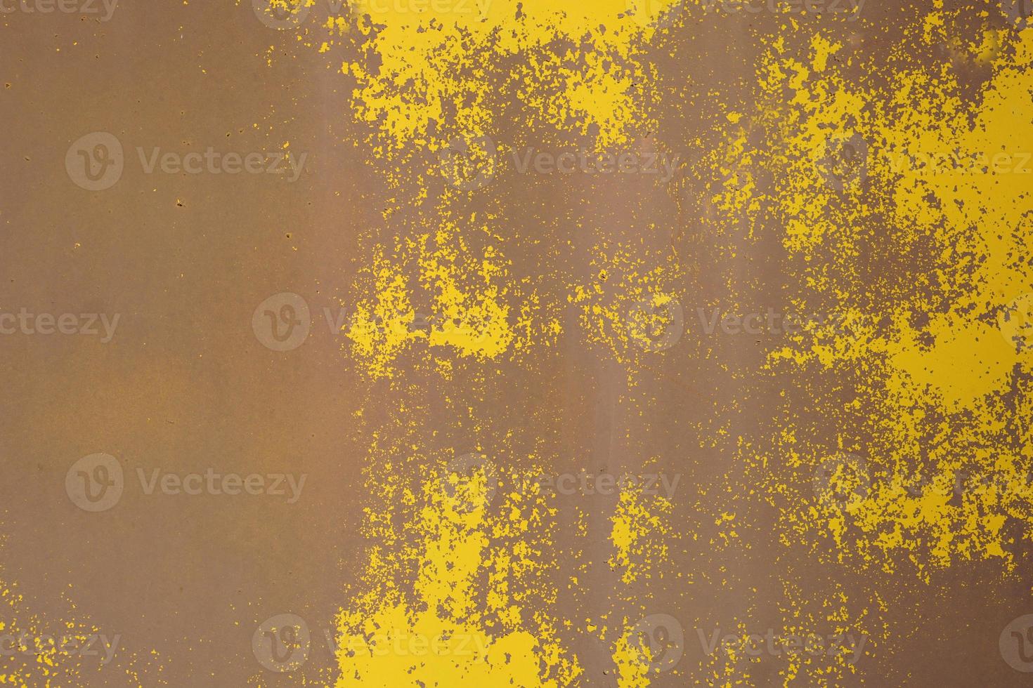 plaque d'acier jaune, surface rugueuse, peinture écaillée, montrant la texture de l'acier rouillé. fond abstrait. photo