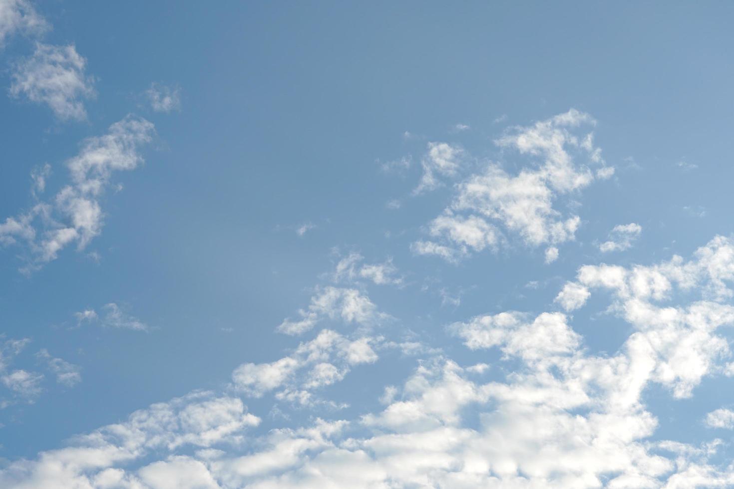 nuages blancs dans le ciel photo