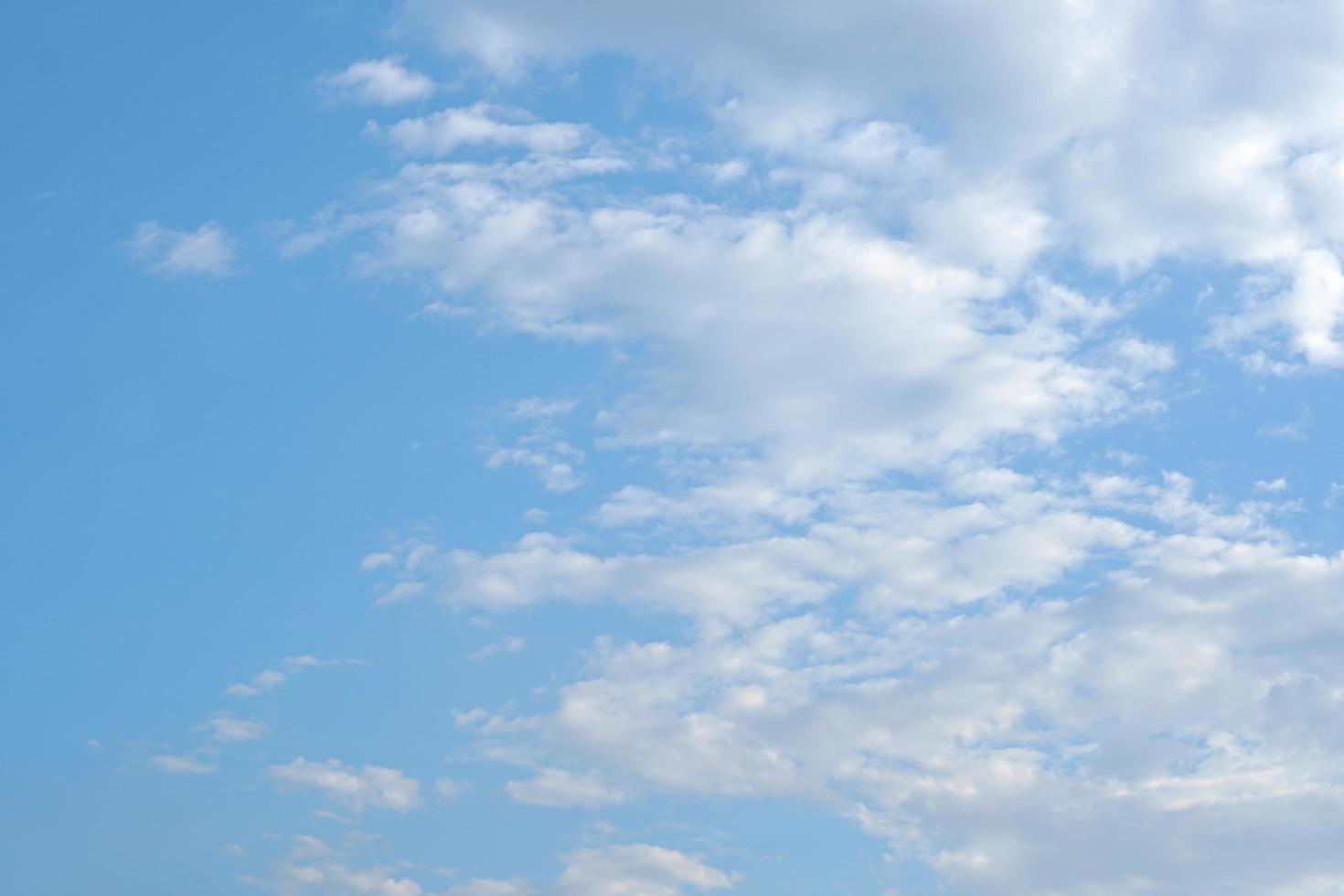 nuages blancs dans le ciel photo