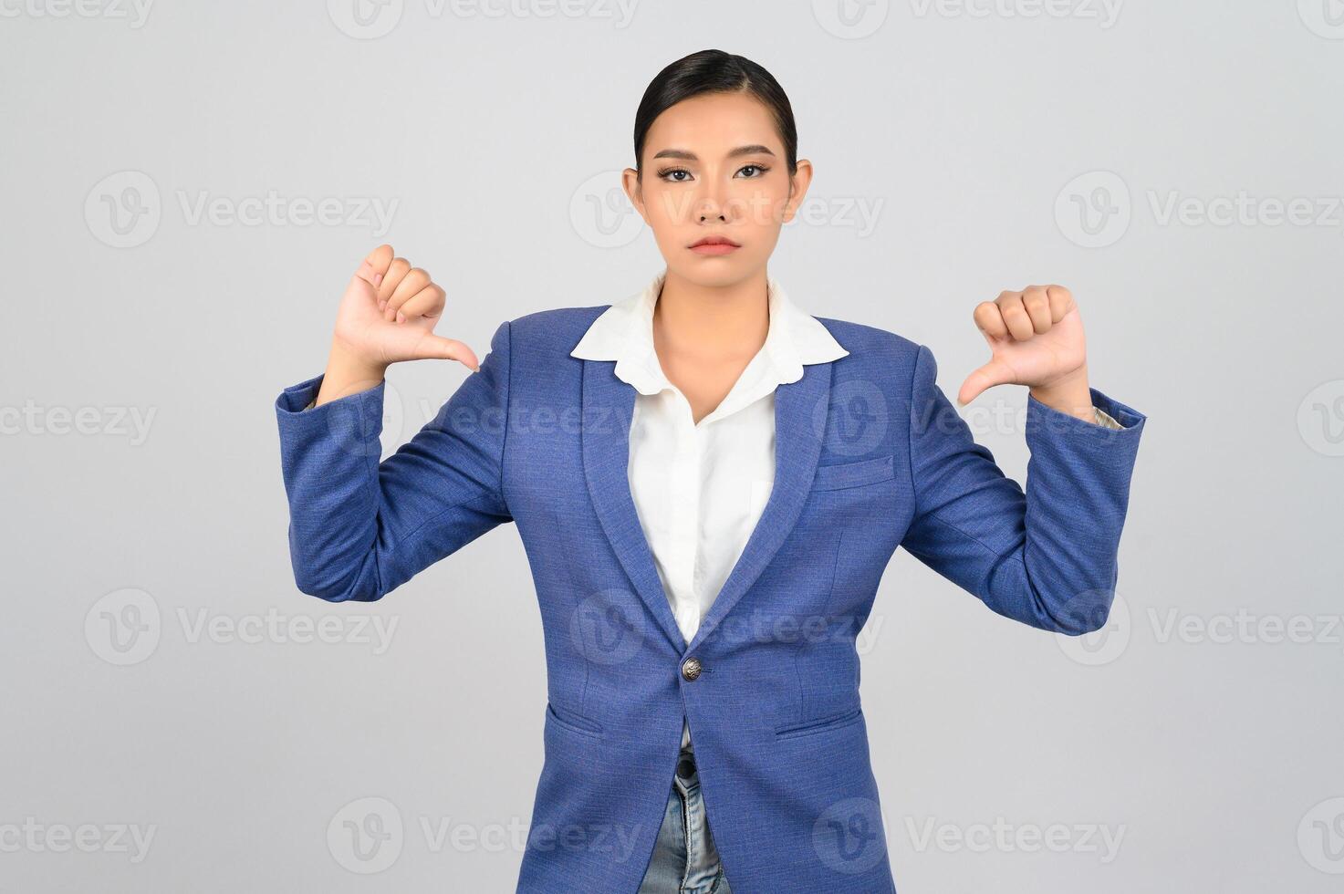 belle jeune femme en vêtements formels pour officier avec la posture du pouce vers le bas photo