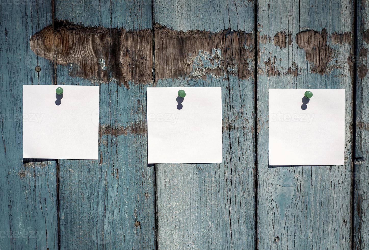 trois feuilles de papier blanc vierges photo