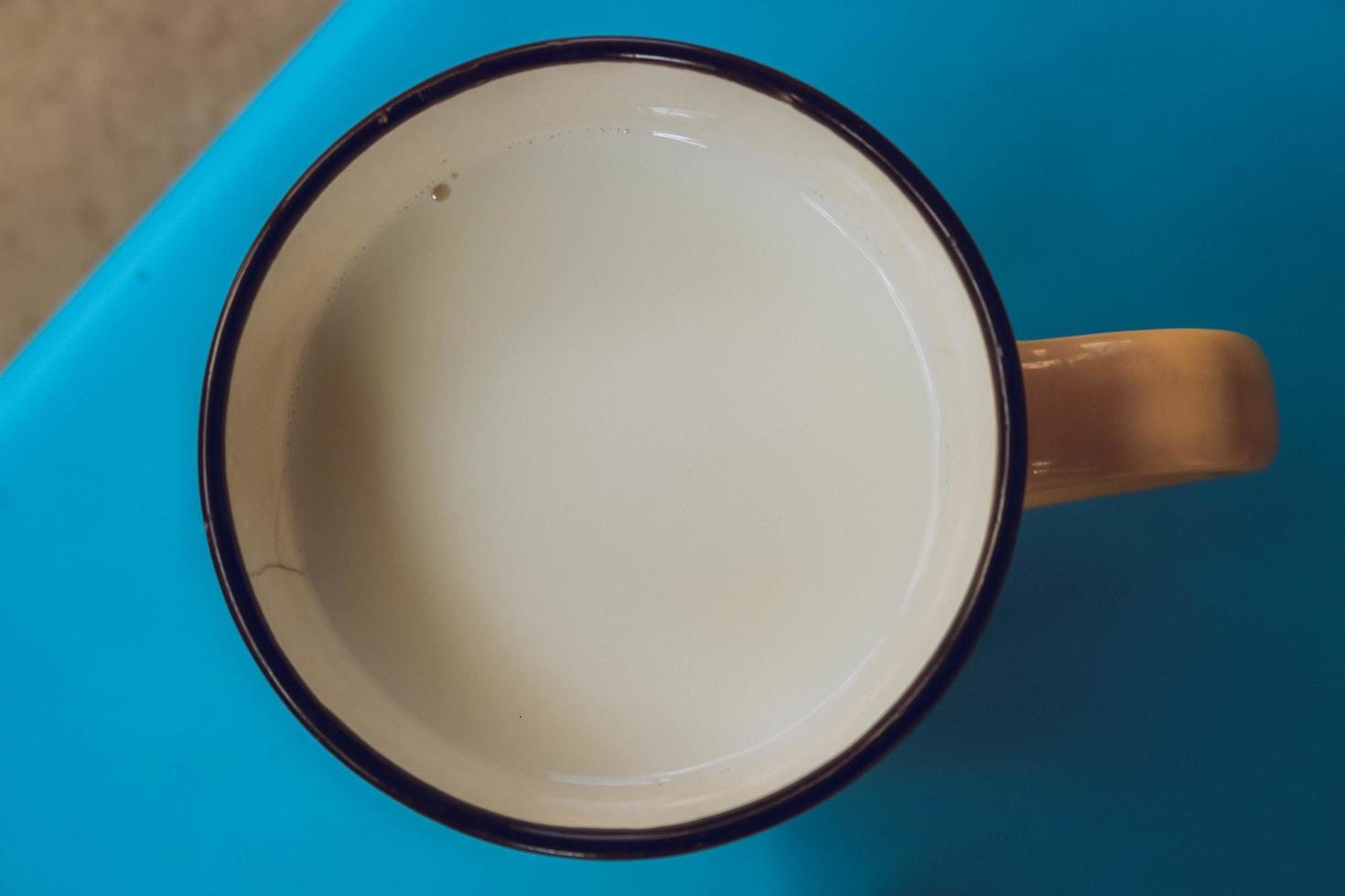 une tasse de lait du matin à la maison photo