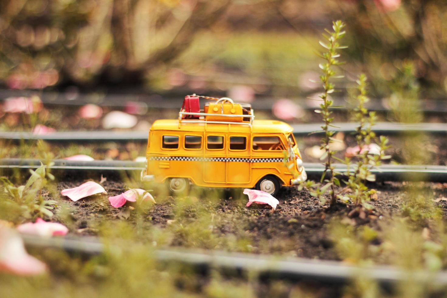 bus miniature au sol photo