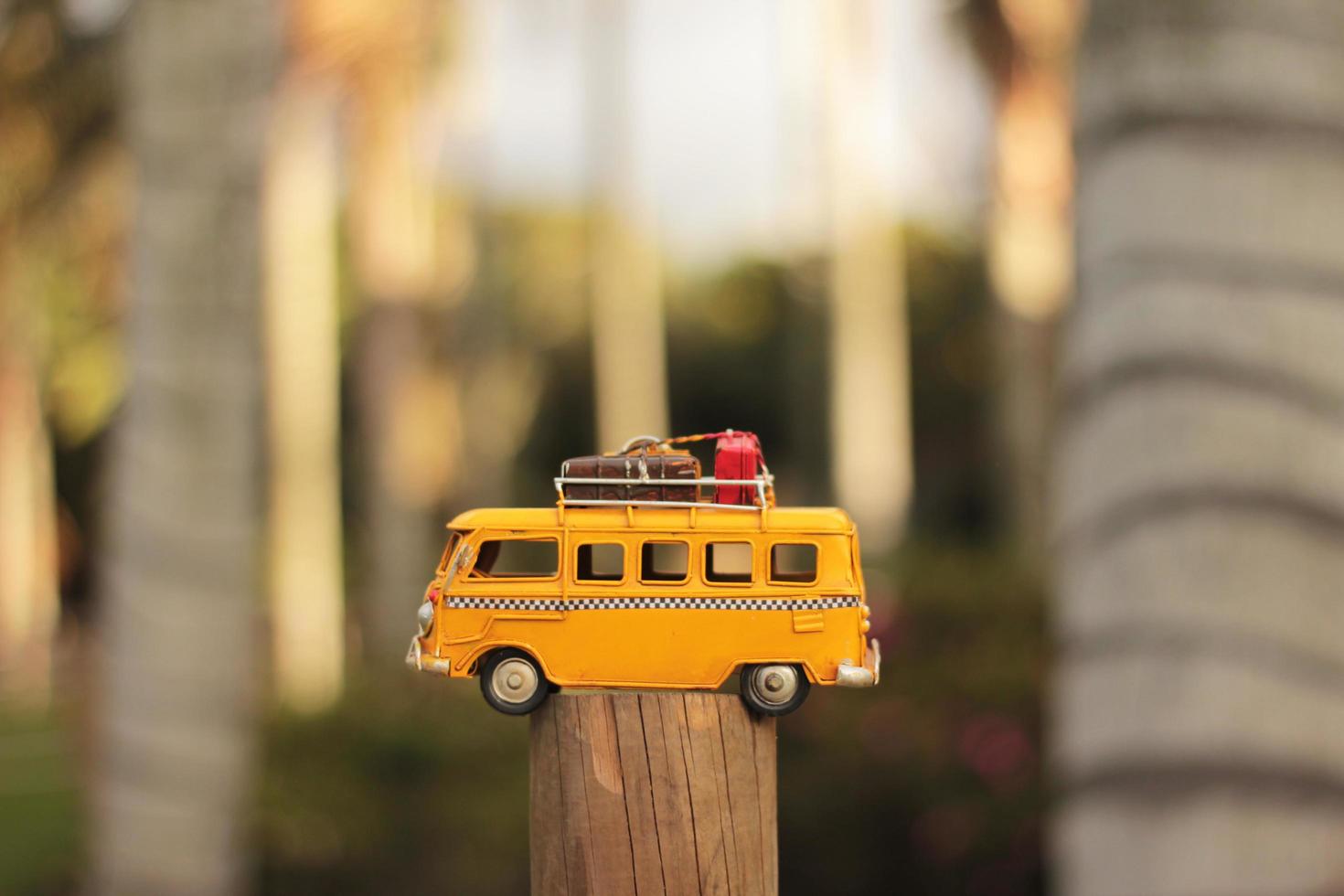 bus miniature jaune photo