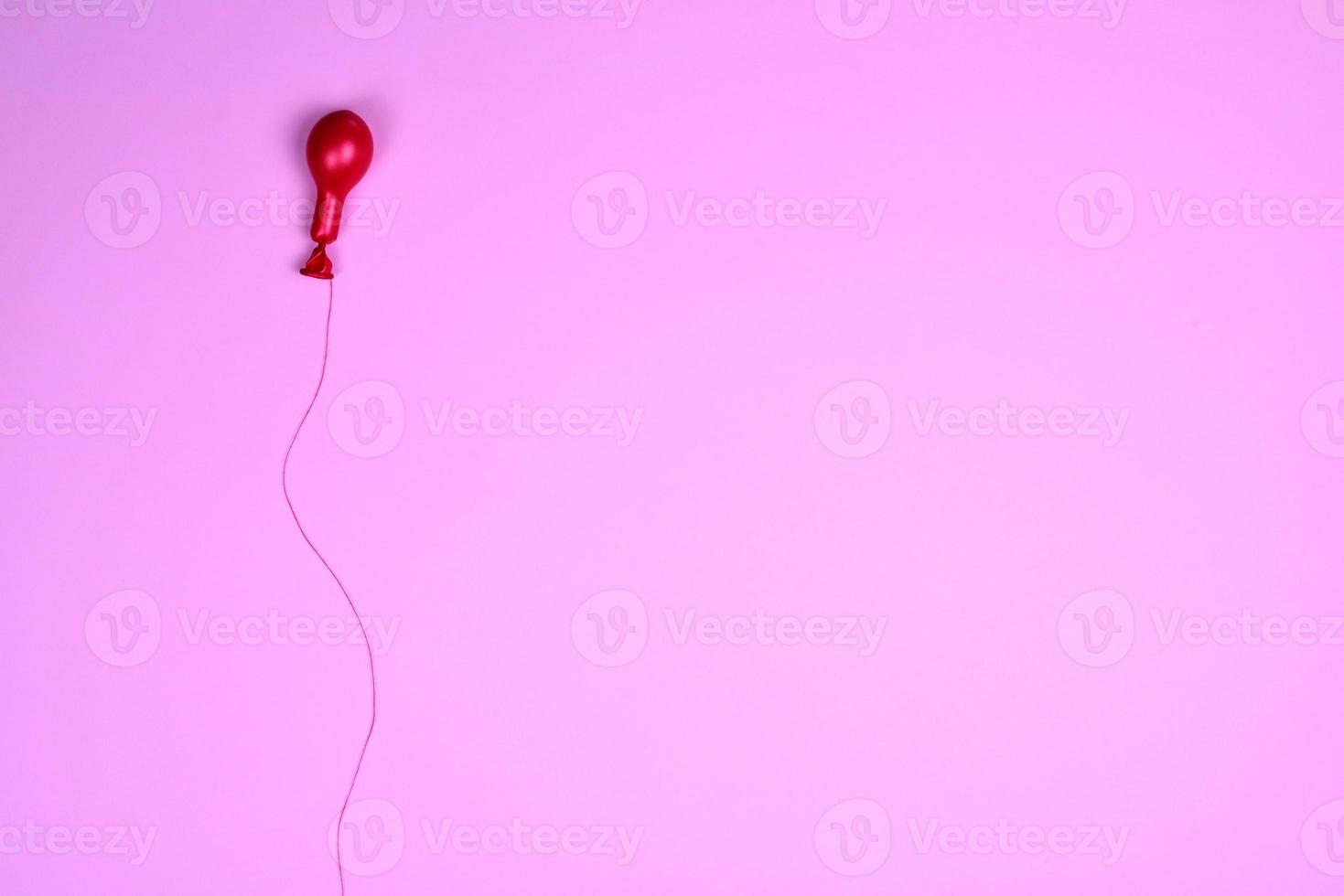 ballon à air rouge sur une ficelle rouge photo