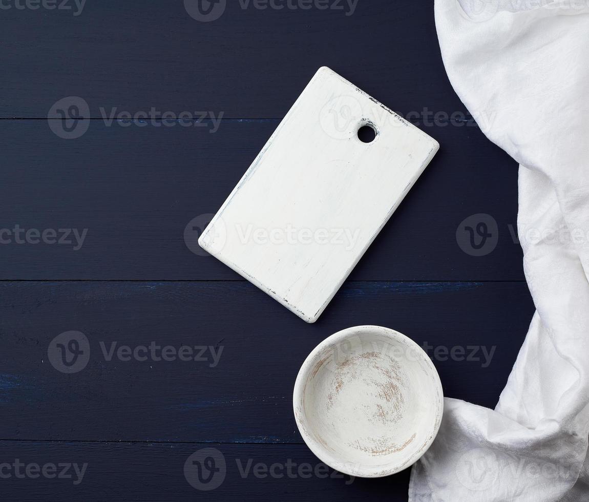 planche de cuisine à découper blanche rectangulaire vide et assiette ronde photo