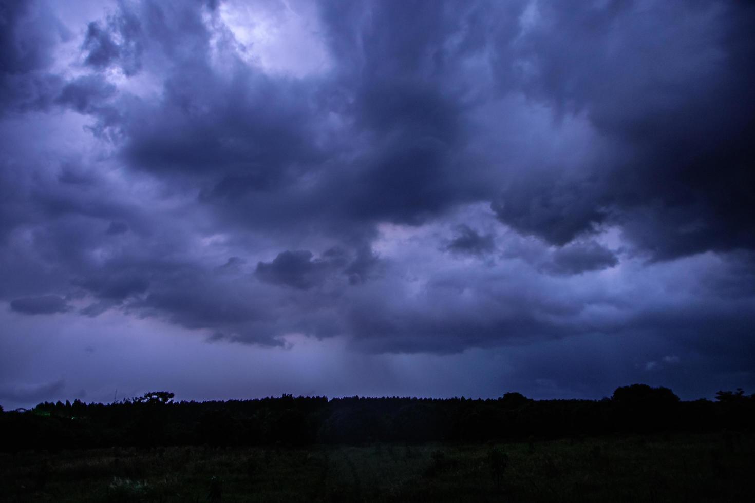 ciel orageux la nuit photo