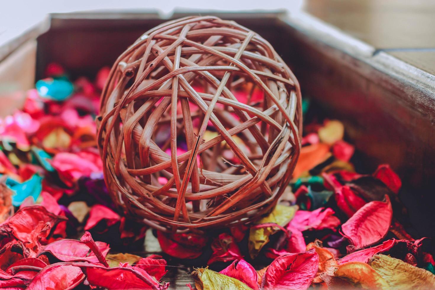 papier rose rouge et une boule de cordes en bois photo