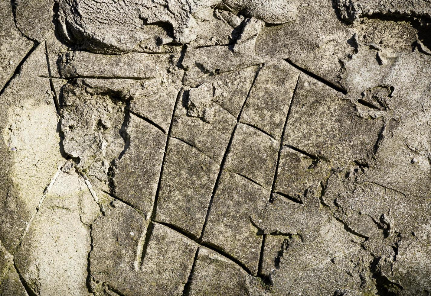un fragment d'un mur de ciment gris avec une surface non plane photo