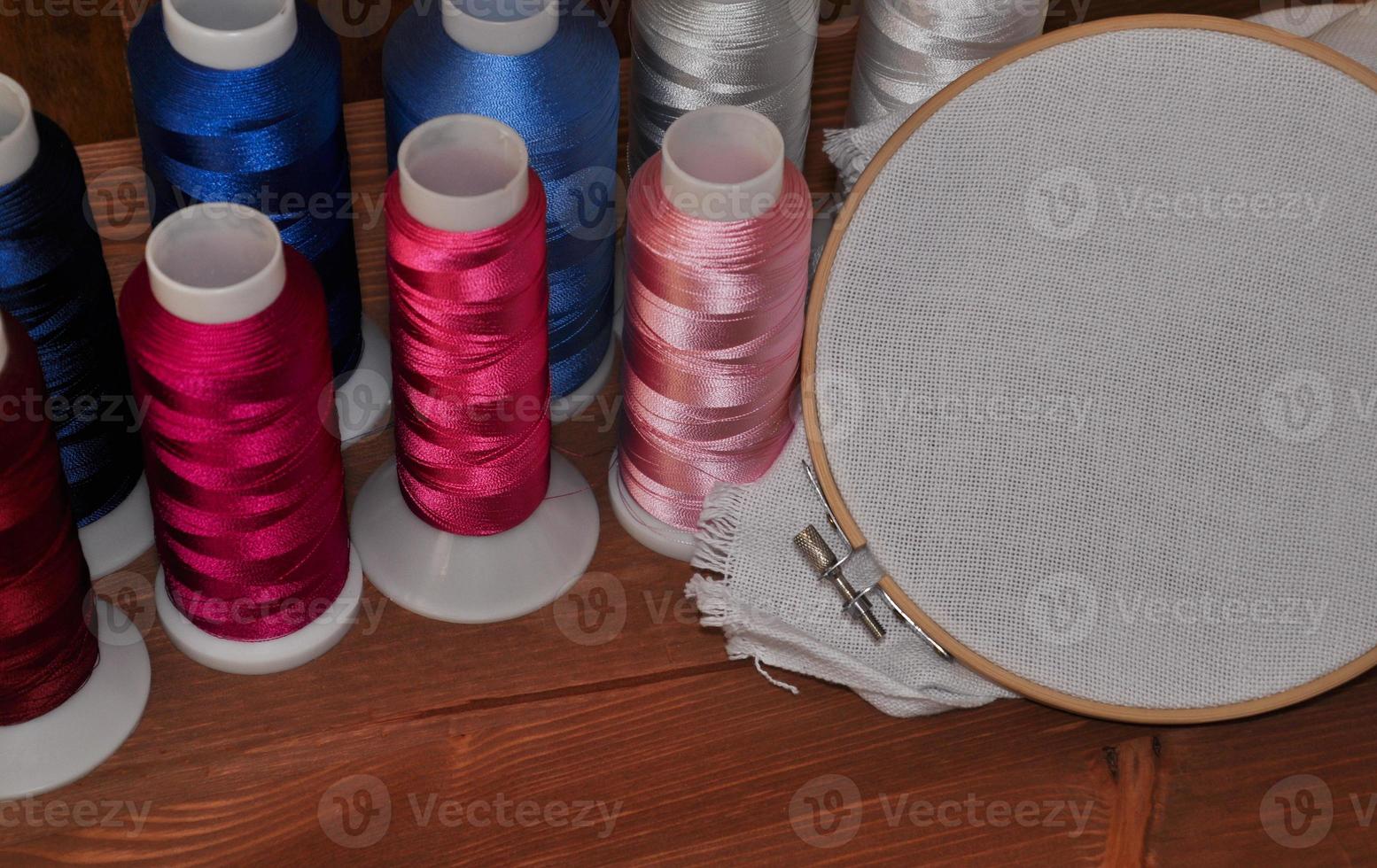 fil et tissu multicolores dans le cerceau pour la broderie et la couture photo