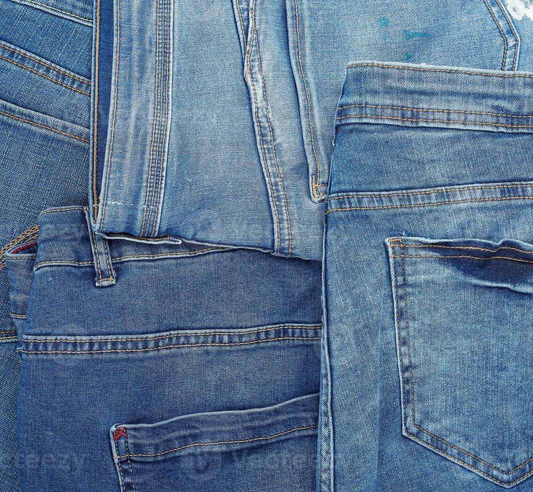 beaucoup de jeans bleus classiques empilés de manière chaotique, poche arrière photo