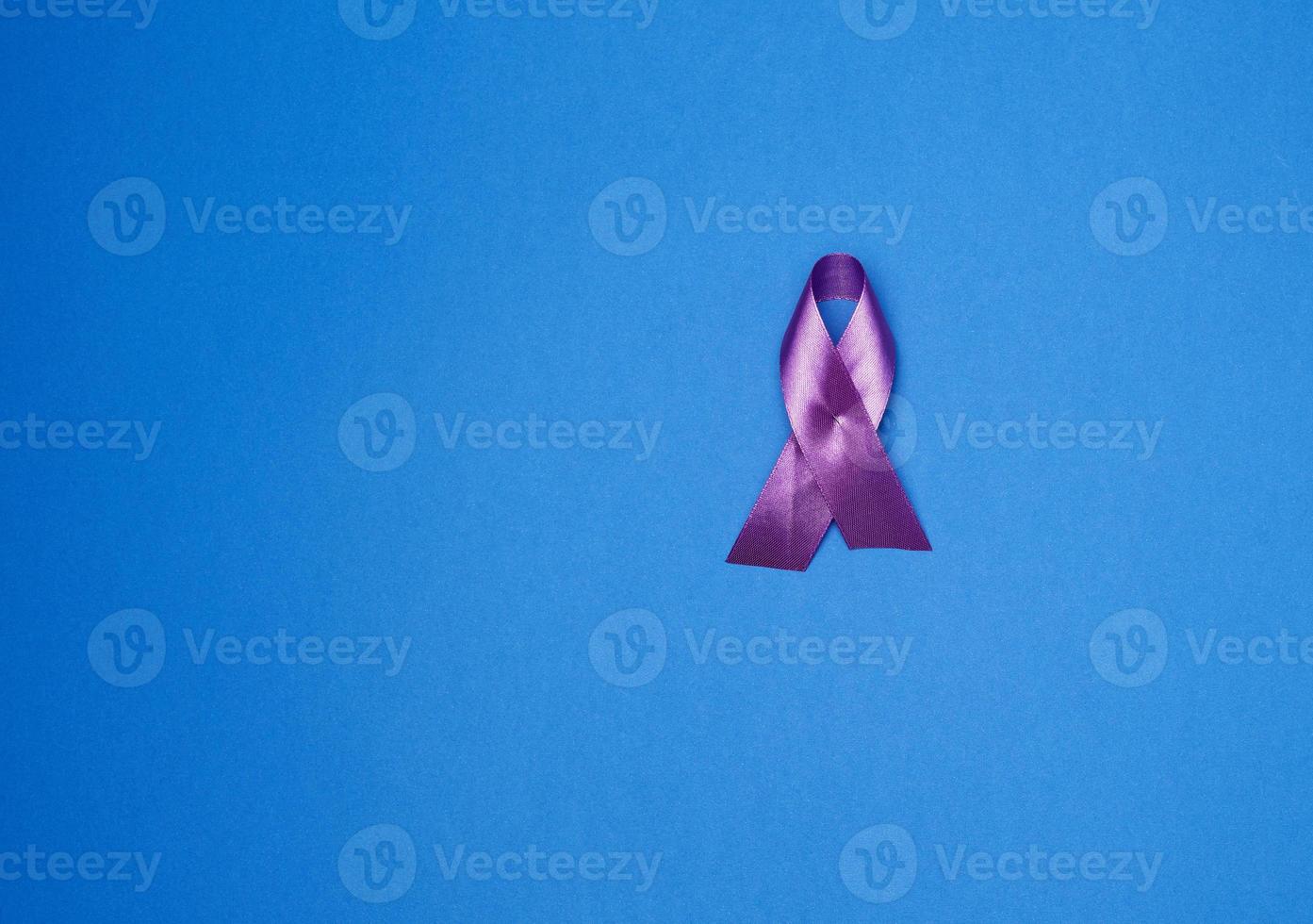 ruban violet comme symbole de la recherche précoce et du contrôle de la maladie, la maladie d'alzheimer photo