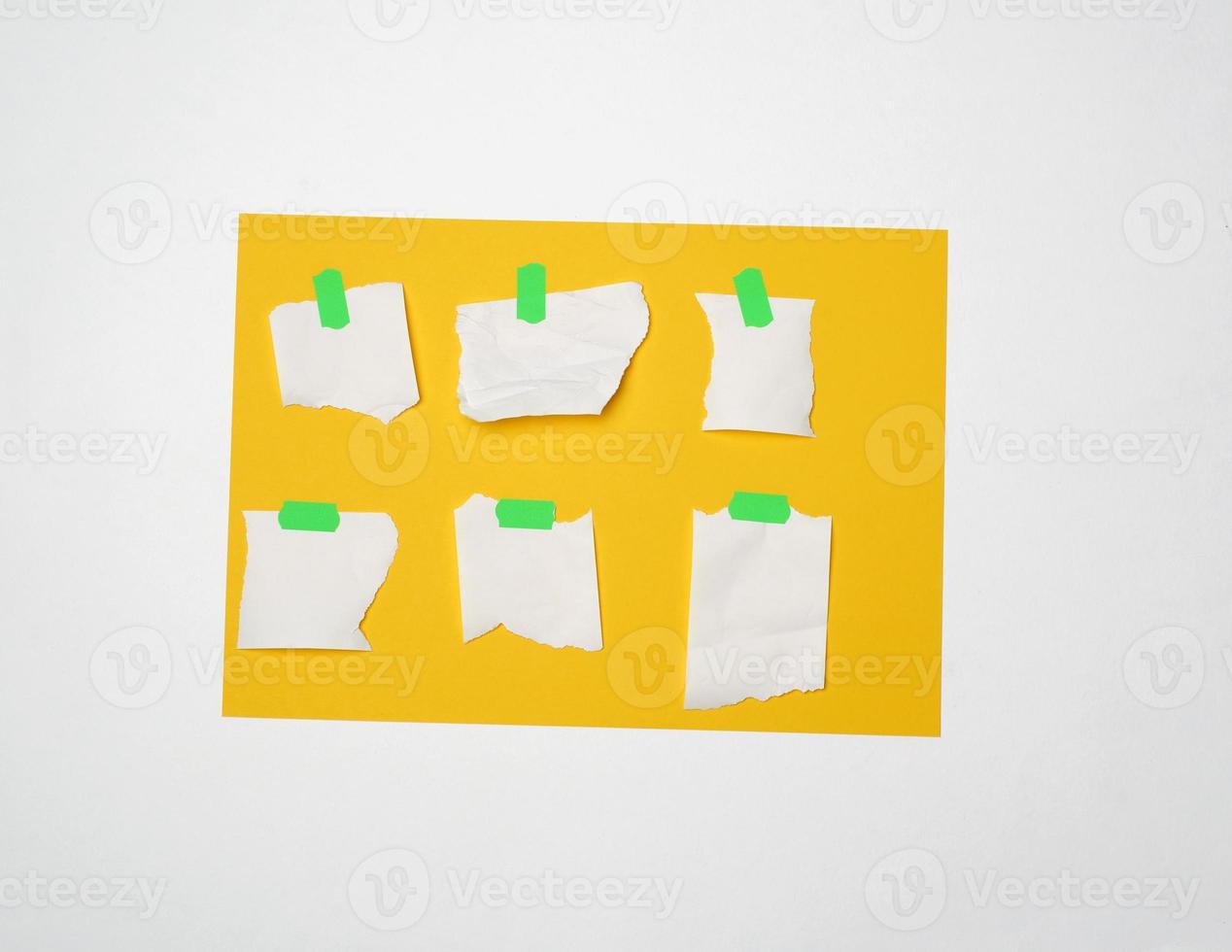 ensemble de morceaux de papier blanc vides de formes variées collés avec du velcro vert photo