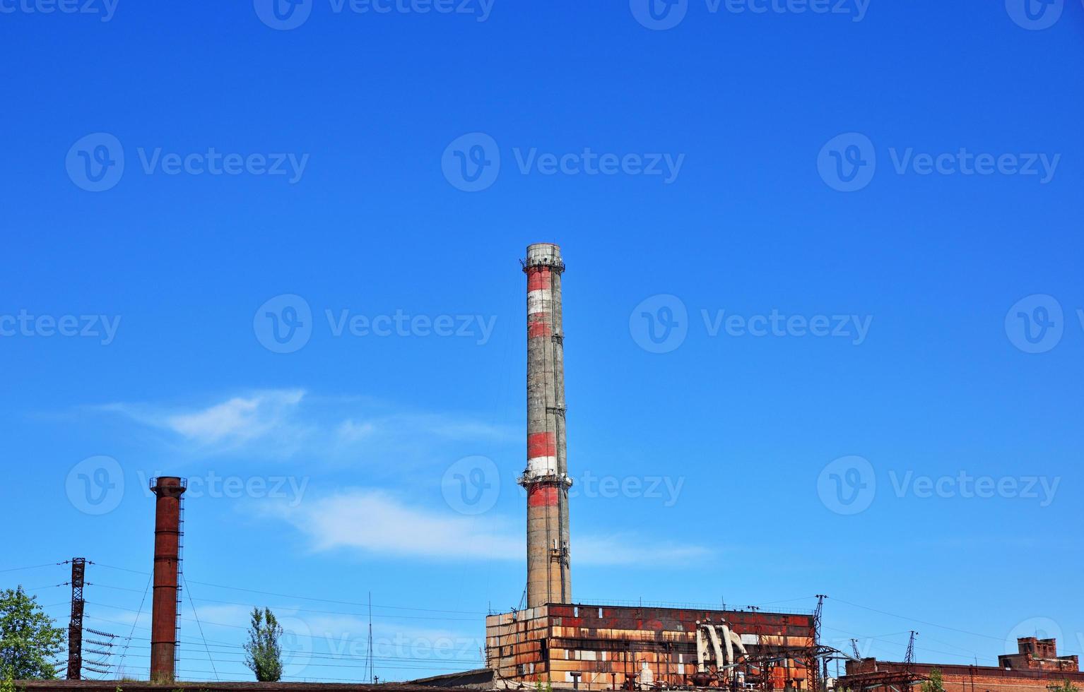 Usine de tuyaux en brique contre un ciel clair photo