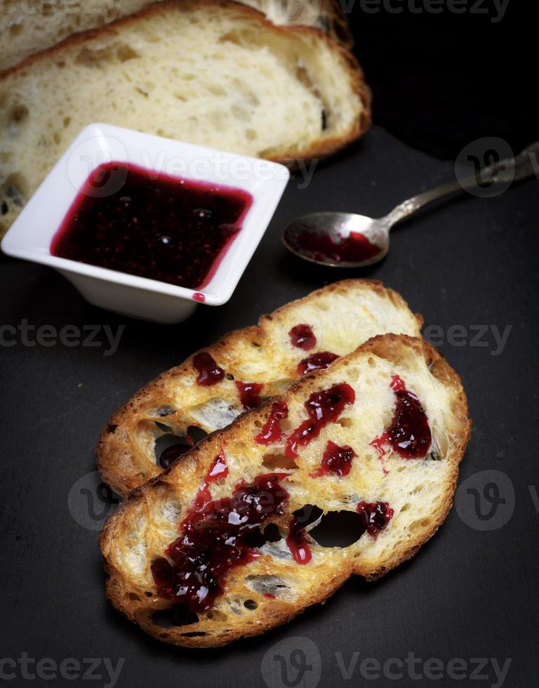 toasts de pain blanc et confiture de framboise photo