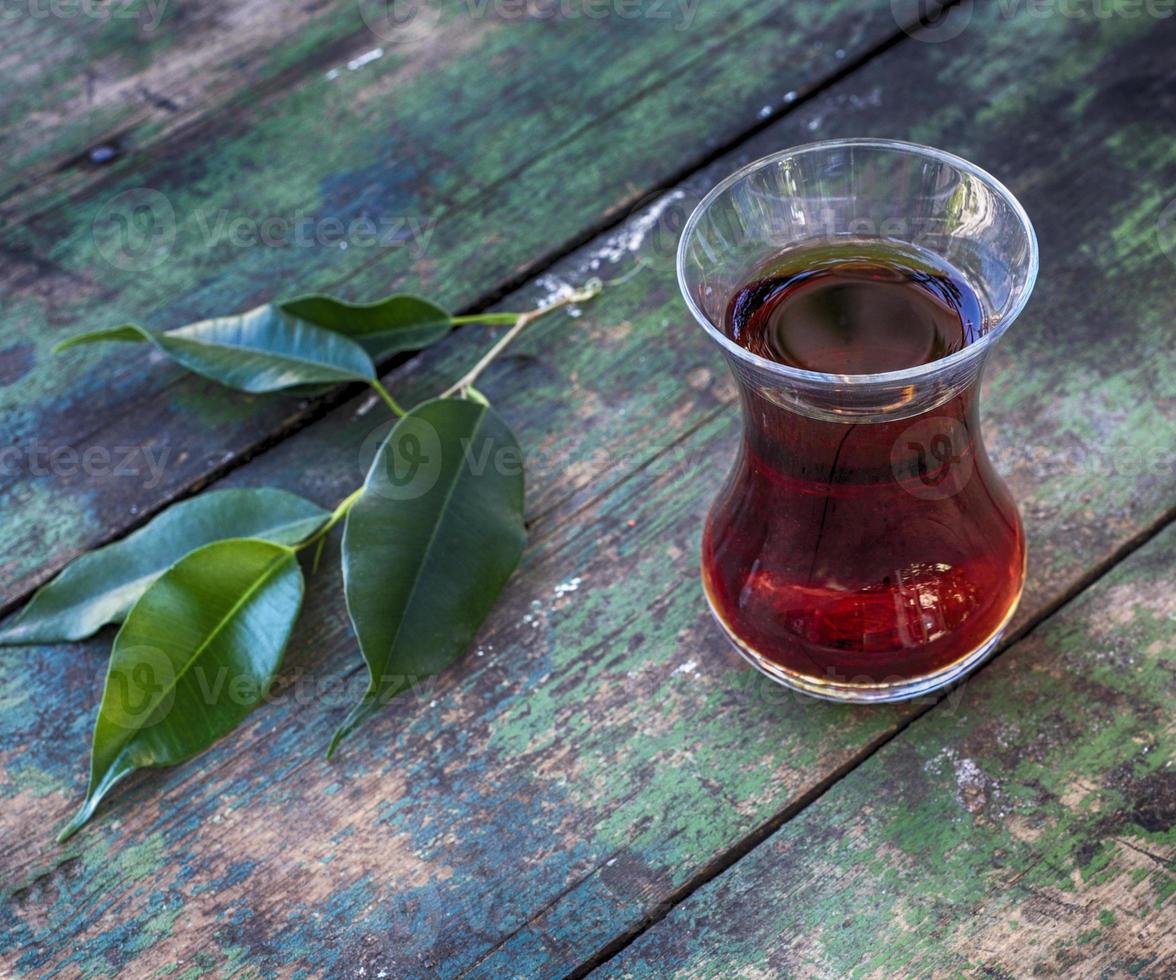 thé noir dans un bécher en verre turc photo