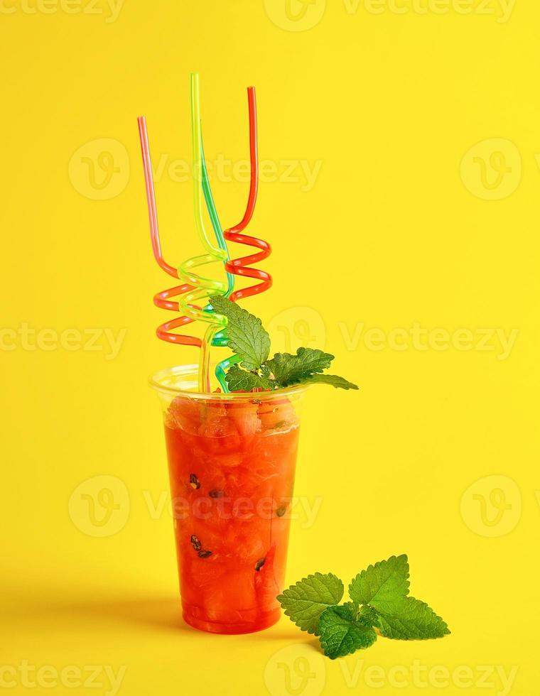 smoothie de pastèque rouge mûre dans une tasse en plastique photo