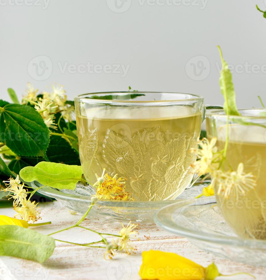 tasse transparente avec du thé de tilleul photo