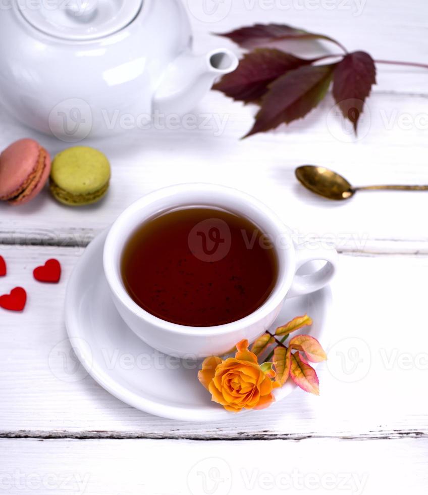 tasse blanche avec du thé noir photo