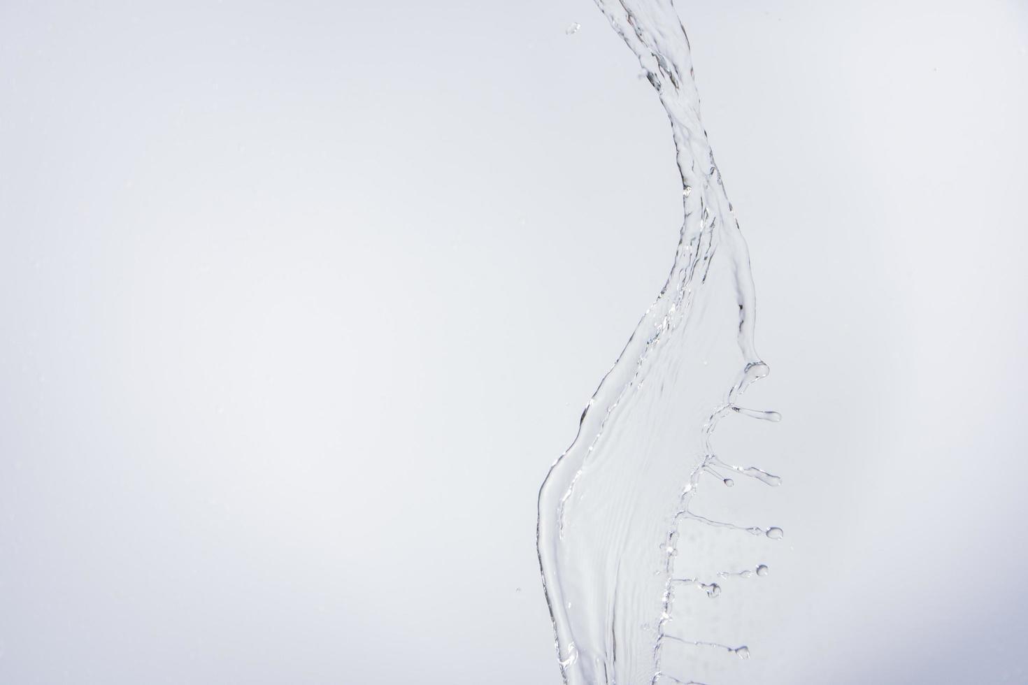 eau sur fond blanc photo