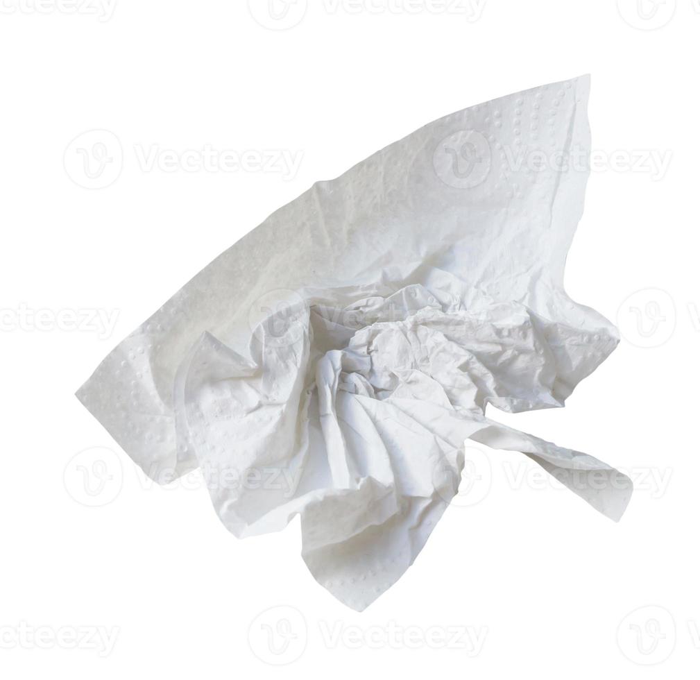 papier de soie ou serviette simple vissé ou froissé de forme étrange après utilisation dans les toilettes ou les toilettes isolé sur fond blanc avec un tracé de détourage. photo