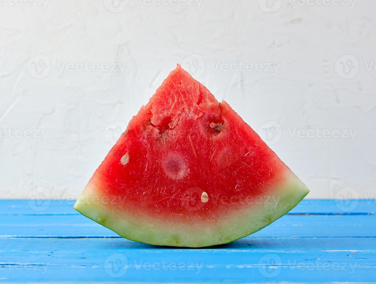 triangles tranchés melon d'eau rond rouge mûr avec graines photo