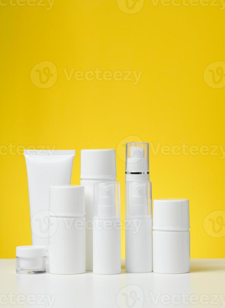 tubes et pots en plastique blanc vides pour cosmétiques. emballage pour crème, gel, sérum, publicité et promotion de produits, maquette photo