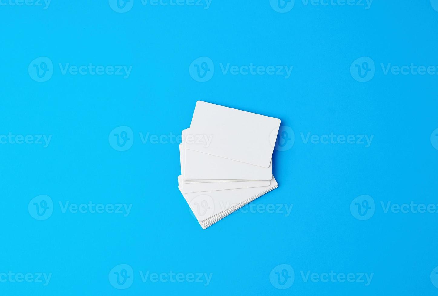 pile de cartes de visite blanches en papier rectangulaire vierge photo
