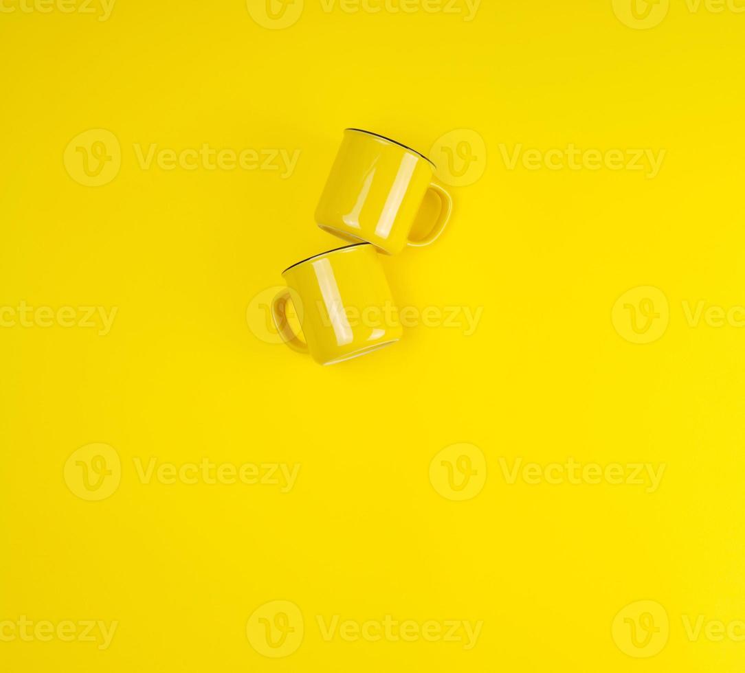 deux tasses en céramique jaune avec une anse photo