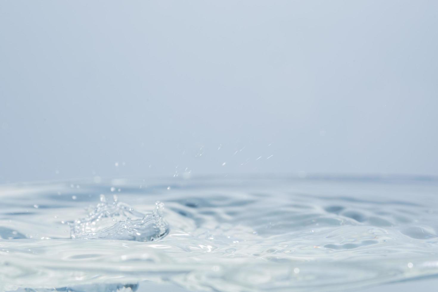 gouttes d'eau sur la surface de l'eau photo