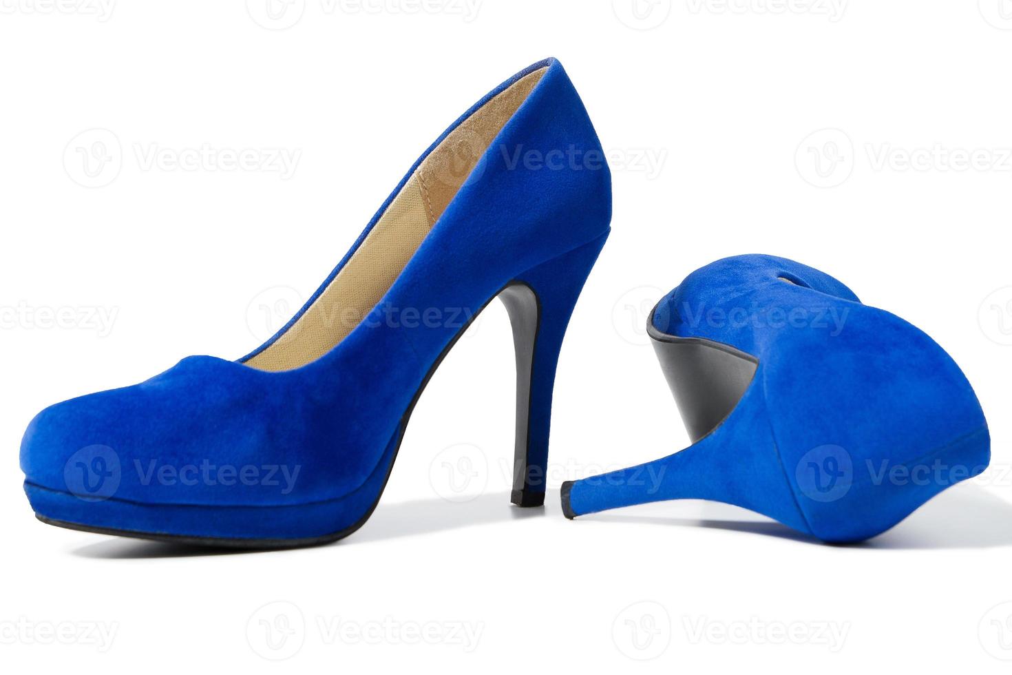 gros plan de chaussures à talons hauts à la mode isolés sur fond blanc. chaussure femme couleur bleue au sol. concept de shopping et de mode. espace de copie. mise au point sélective photo