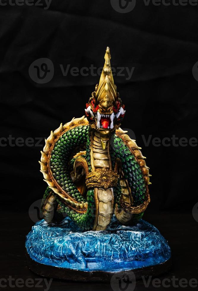 roi de naga, naka thaïlande dragon ou roi serpent dans le noir photo